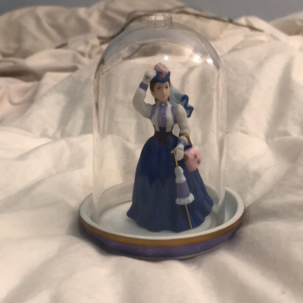 Mini mrs Albee doll with plate and cover Avon